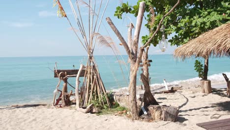 bar de playa vacío cerrado sin gente mirando hacia el mar en tailandia