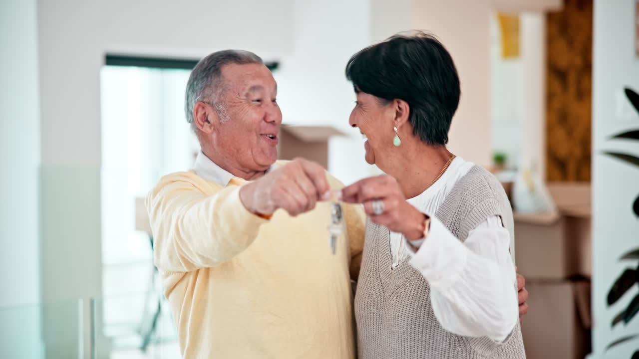 집 열를 가진 행복한 노인 부부