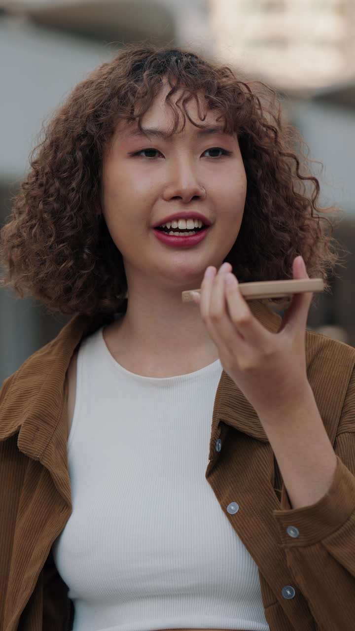 Donna che utilizza lo smartphone con riconoscimento vocale