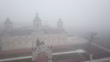 Drone-Volando-Sobre-La-Bodega-Chateau-Cos-D&#39;estournel-En-Un-Día-Brumoso,-Región-De-Burdeos-De-Francia