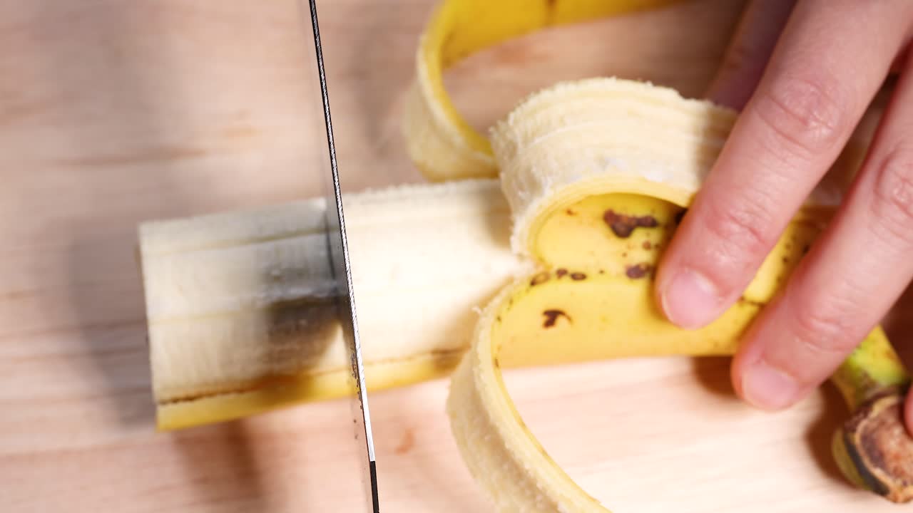 바나나가 칼로 잘라지고 있다