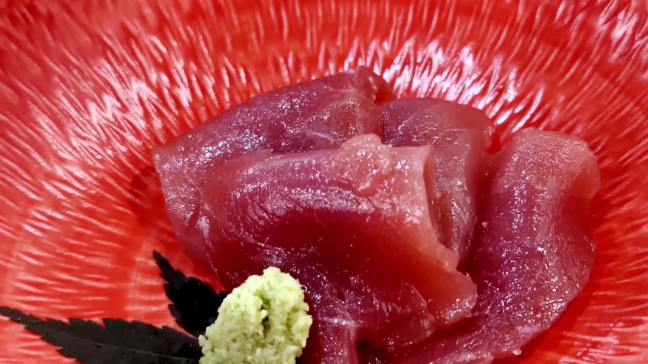 Close-up de sashimi de atum akami e chutoro premium lindamente arranjado em um prato de servir, destacando a textura fresca e a autêntica alta gastronomia japonesa