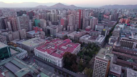 lento dolly hacia la cámara de diputados con arquitectura contrastante en santiago