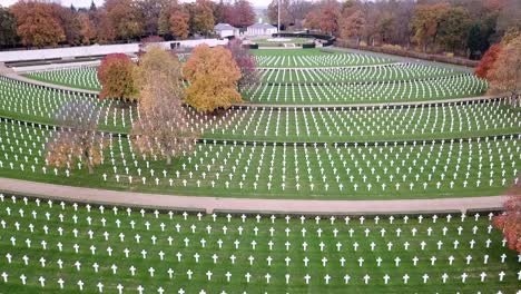 Vista-Aérea-Del-Cementerio-Americano-Y-Memorial-En-Cambridge,-Reino-Unido