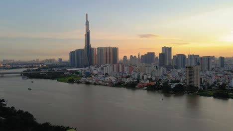 Drone-Aéreo-En-4k-Sobre-La-Ciudad-De-Ho-Chi-Minh,-Río-Saigon,-Vietnam