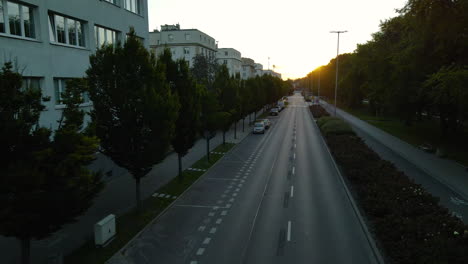 Modernas-Estructuras-De-Construcción-En-Una-Fila-Con-Un-Hermoso-Paisaje-De-árboles-Verdes-Y-Exuberantes-A-Lo-Largo-De-La-Carretera-De-La-Ciudad-En-El-Puerto-Marítimo-De-Gdynia,-Polonia-Durante-La-Mañana-Temprano