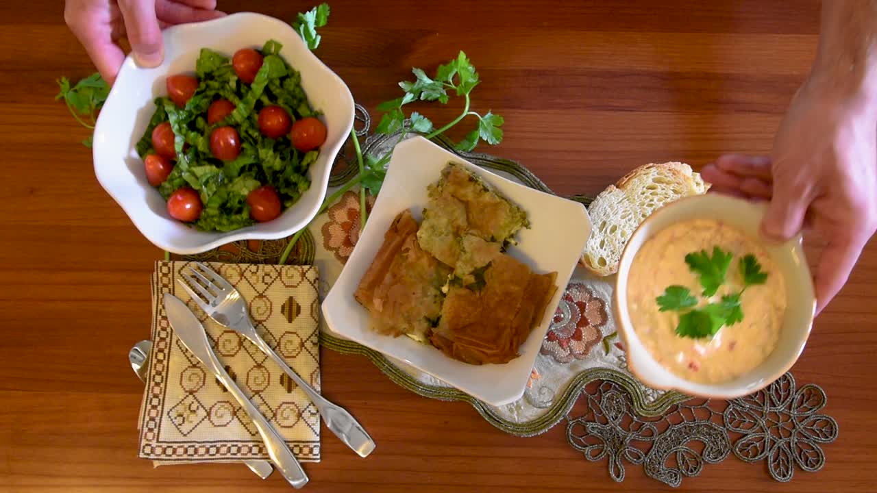 cocina mediterránea saludable, concepto de tres platos para el almuerzo o la cena