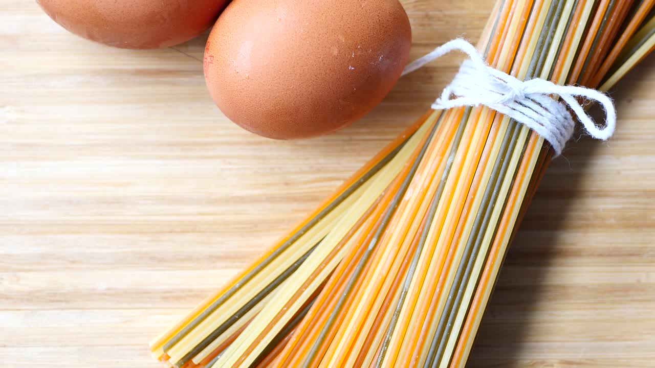 나무판 에 있는 다채로운 파스타 와 달