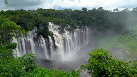 la famosa cascada de kalandula en angola, áfrica