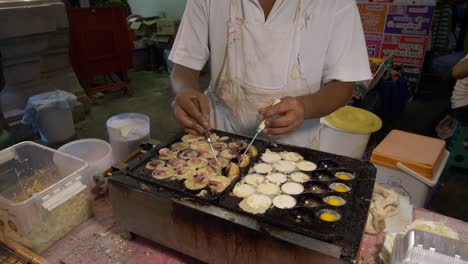 Thailand-Nachtmarkt-Street-Food-Stand-Tintenfisch-Tintenfisch-Tintenfisch-Kugel-Kochen