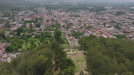 vista aérea alta del cerro de la cruz en antigua, guatemala