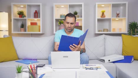 Hombre-Trabajador-De-Oficina-En-Casa-Mirando-El-Archivo-Con-Enojo.