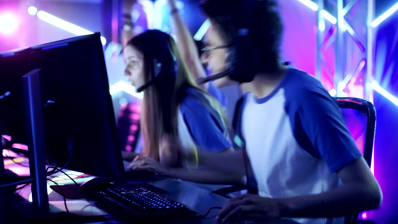 un equipo de jugadores adolescentes juega en un videojuego de pc multijugador en un torneo de esports. momento de juego emocional.