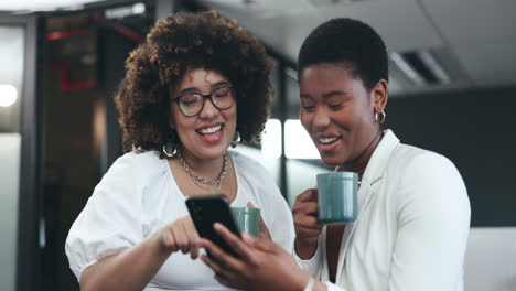 Kaffeetoast,-Frauen-Und-Ein-Telefon-In-Einem-Büro