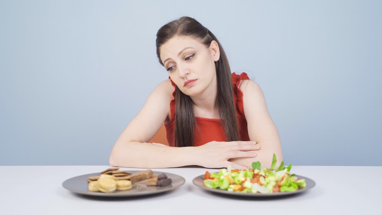 건강한 생활 선택. 해로운 음식을 선택하지 않는 다이어터.