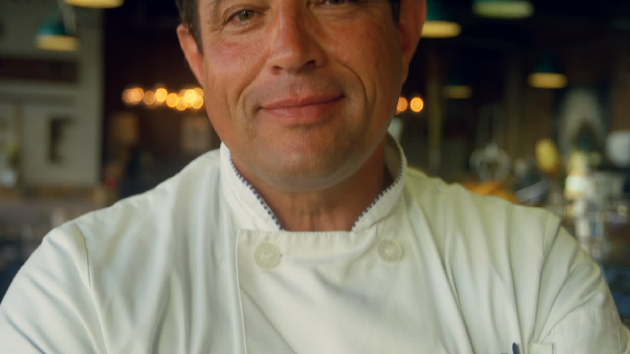 chef confiado de pie con el brazo cruzado 4k