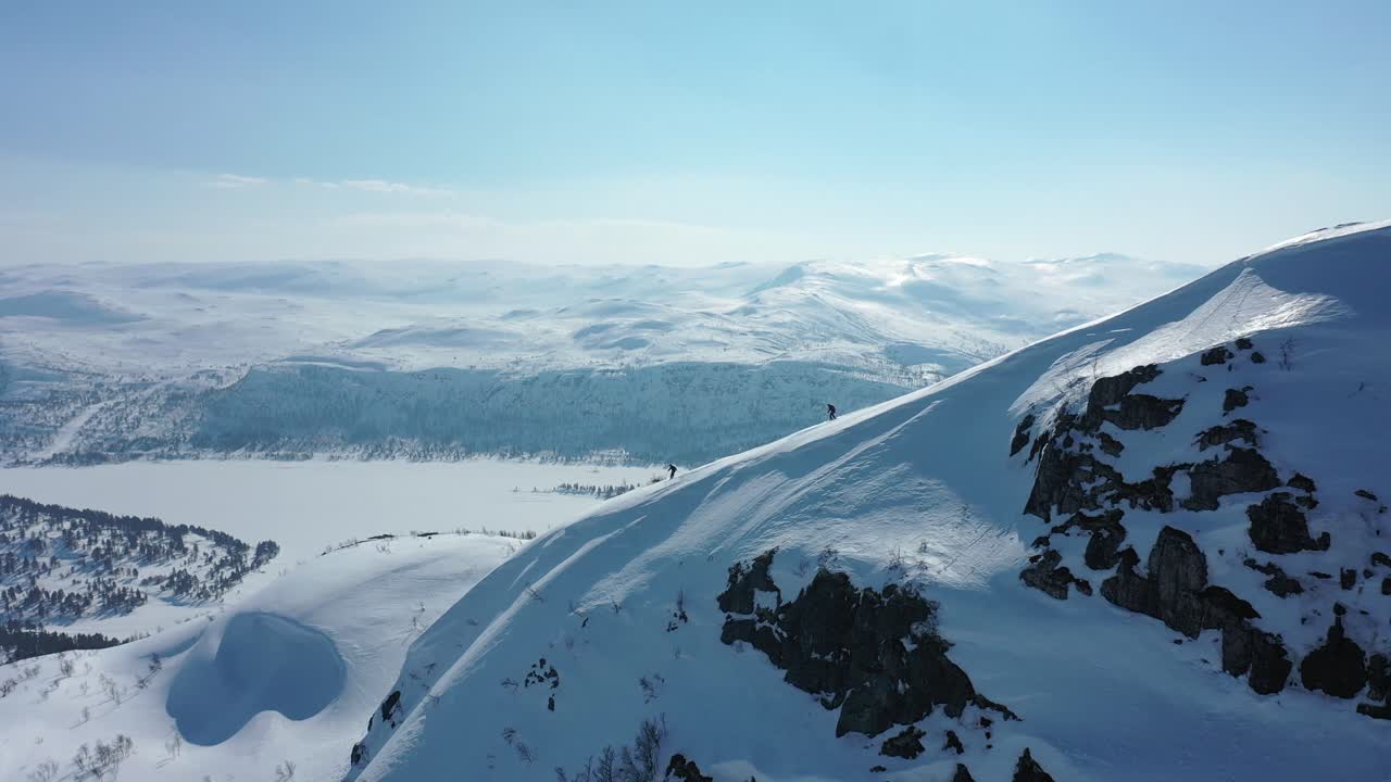 esquiando por una montaña empinada en noruega con los fiordos al fondo