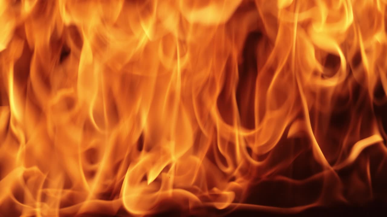 llamas de fuego sobre fondo negro en cámara lenta