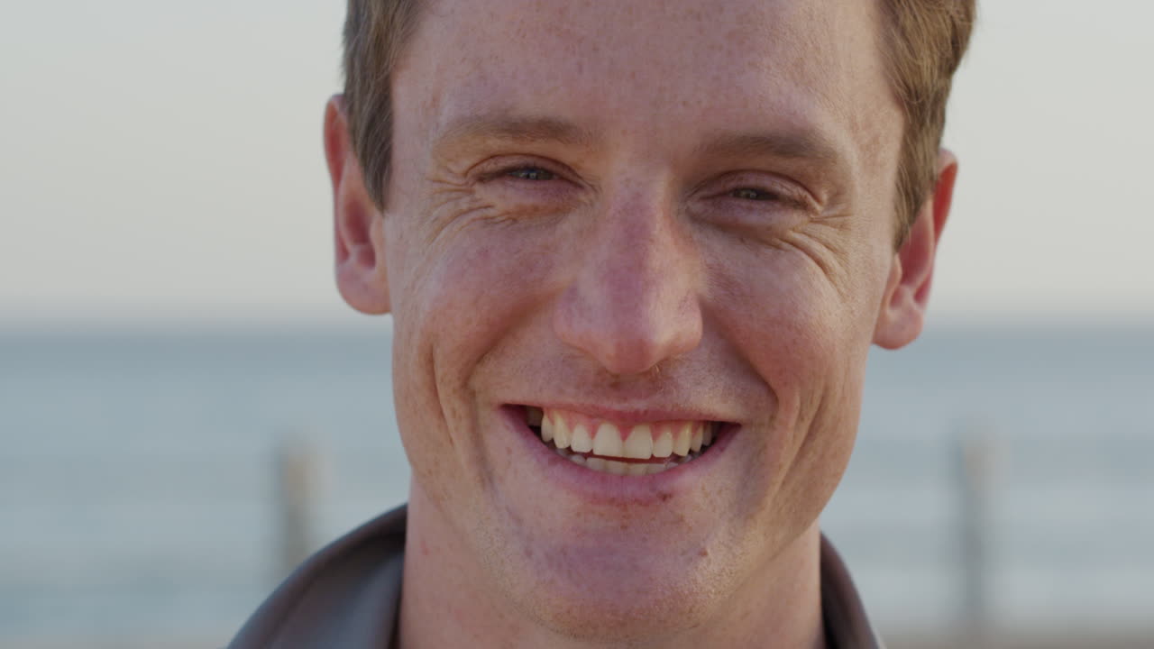 retrato de un joven estudiante sonriendo disfrutando del estilo de vida