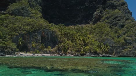 Smaragdgrünes-Meerwasser-Und-Tropischer-Und-Exotischer-Strand-Von-Playa-Fronton,-Dominikanische-Republik