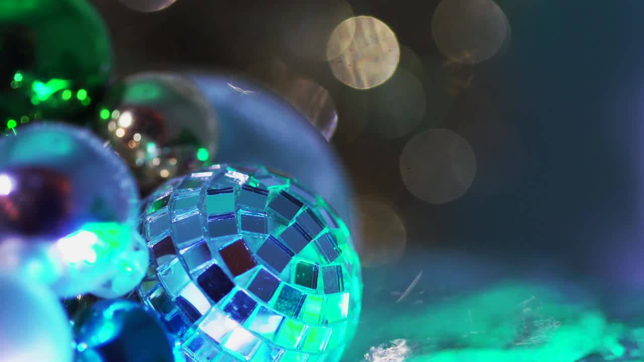 los adornos navideños festivos brillan a la luz