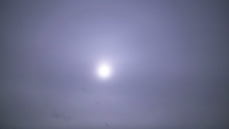 el sol brillando detrás de la espesa niebla