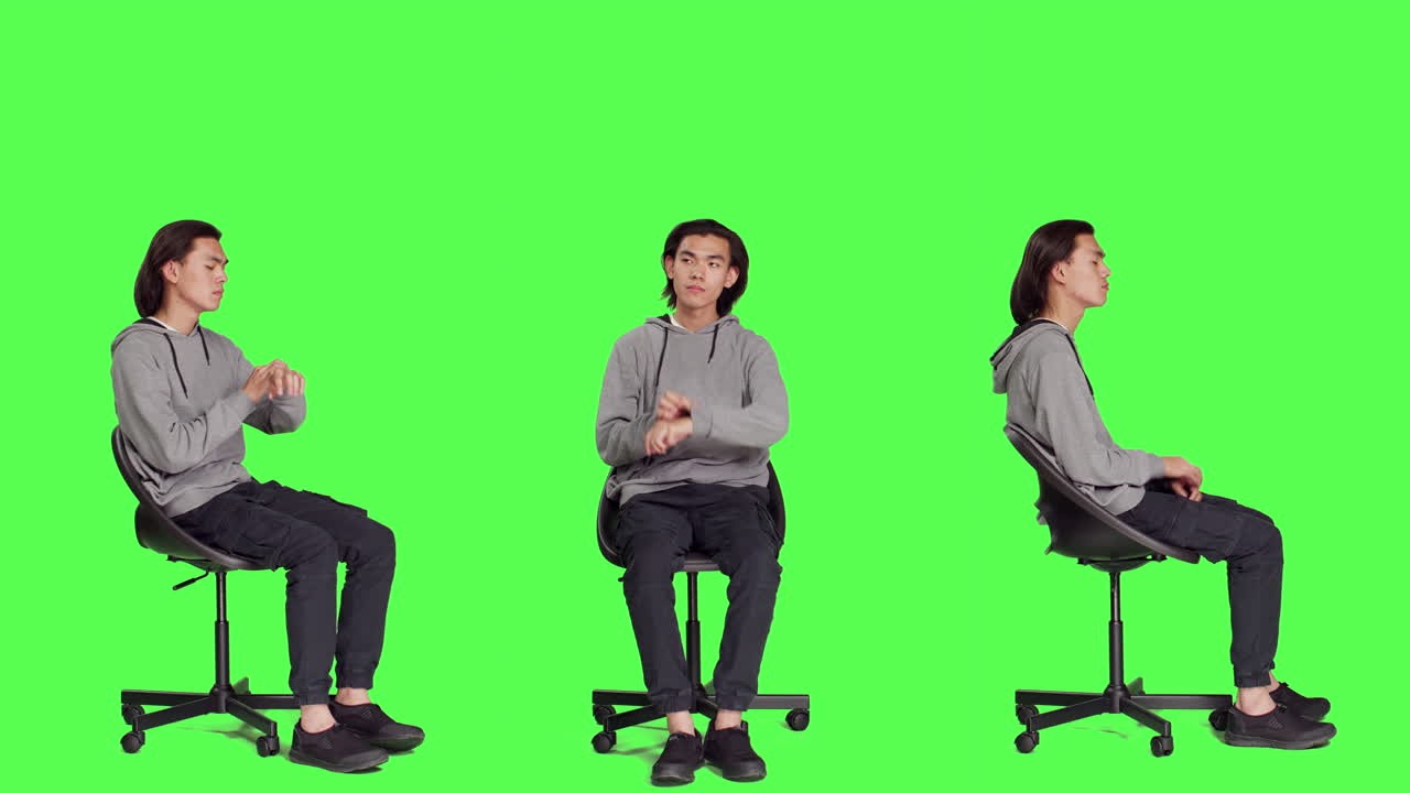 젊은 남자가 손목시계를 보고 기다리고 있다