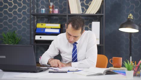 Businessman-looking-scared-at-laptop.