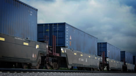 Zug-Mit-Einer-Unendlichen-Anzahl-Von-Containerwaggons.-Der-Gütertransport-Von-Schwergütern-Des-Täglichen-Bedarfs.-Von-Einer-Leistungsstarken-Lokomotive-Gezogene-Waggons.-Eisenbahnlogistik.-Endlos-Wiederholbar.-HD