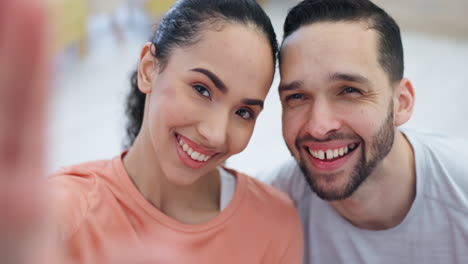 Selfie,-Paar-Und-Zuhause-Mit-Gesicht