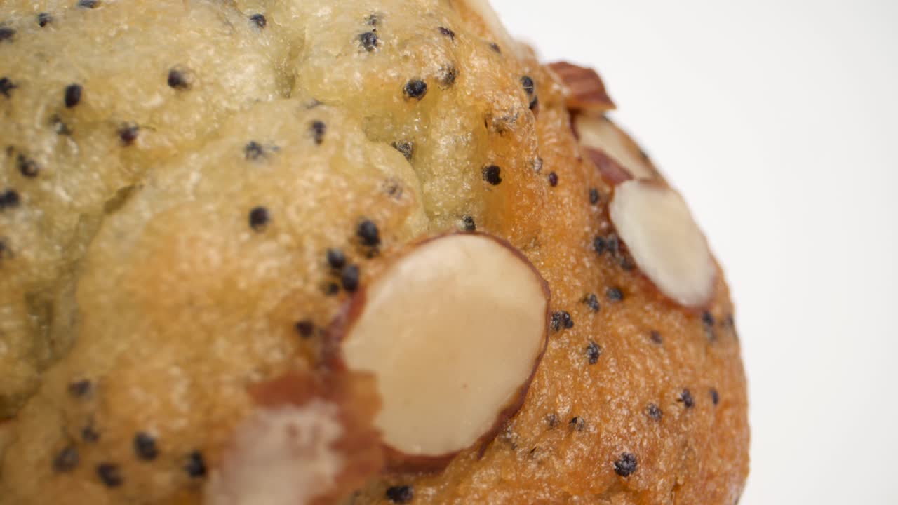 macro colpo di focaccina di semi di papavero al limone con mandorle