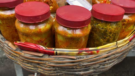 primer plano de vendedores ambulantes que venden una gran variedad de encurtidos o aachar en su tienda