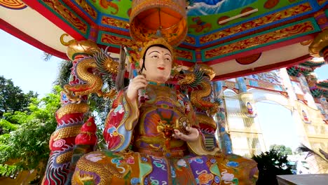 antigua estatua de dios santo chino, de cerca