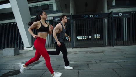 pareja deportiva corriendo en entrenamiento de cardio