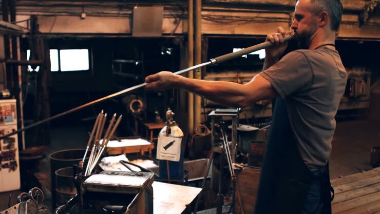 Glassblower free blowing glass