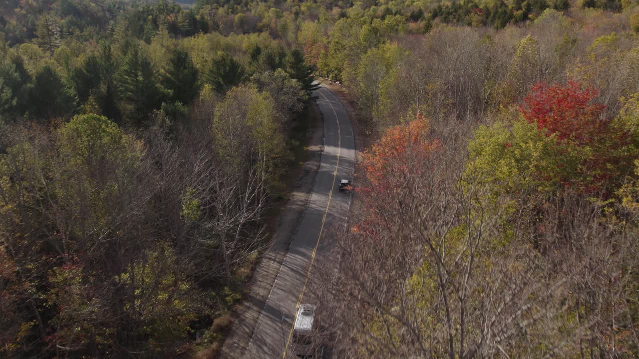 Bil og varevogn kører på Grafton Notch State Park-landevejen under den gyldne time