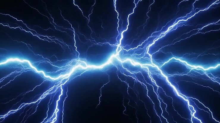 Intensi fulmini elettrici blu che si scaricano su sfondo nero