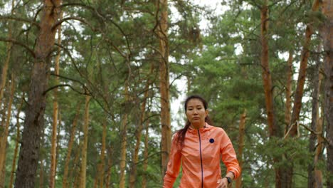 Mujer-Deportiva-Corriendo-En-El-Bosque