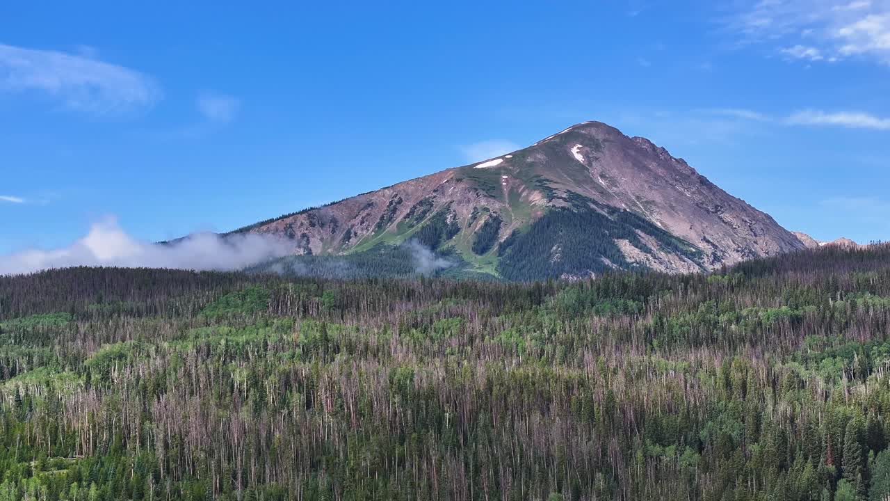 실버토른 콜로라도의 버팔로 산의 극적인 전망점, 구름과 눈이 산 위에 있는 은 날