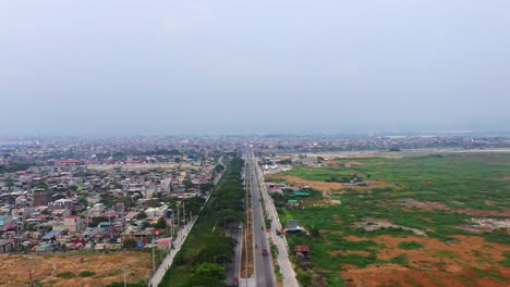 panorama de la ciudad de taguig con tráfico en metro manila, filipinas