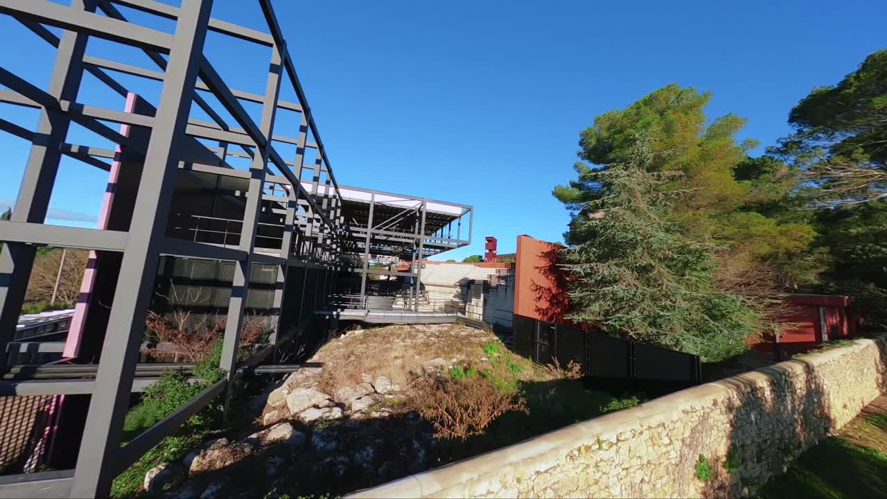 impresionante viaje aéreo a través de un antiguo teatro al aire libre con espectaculares asientos