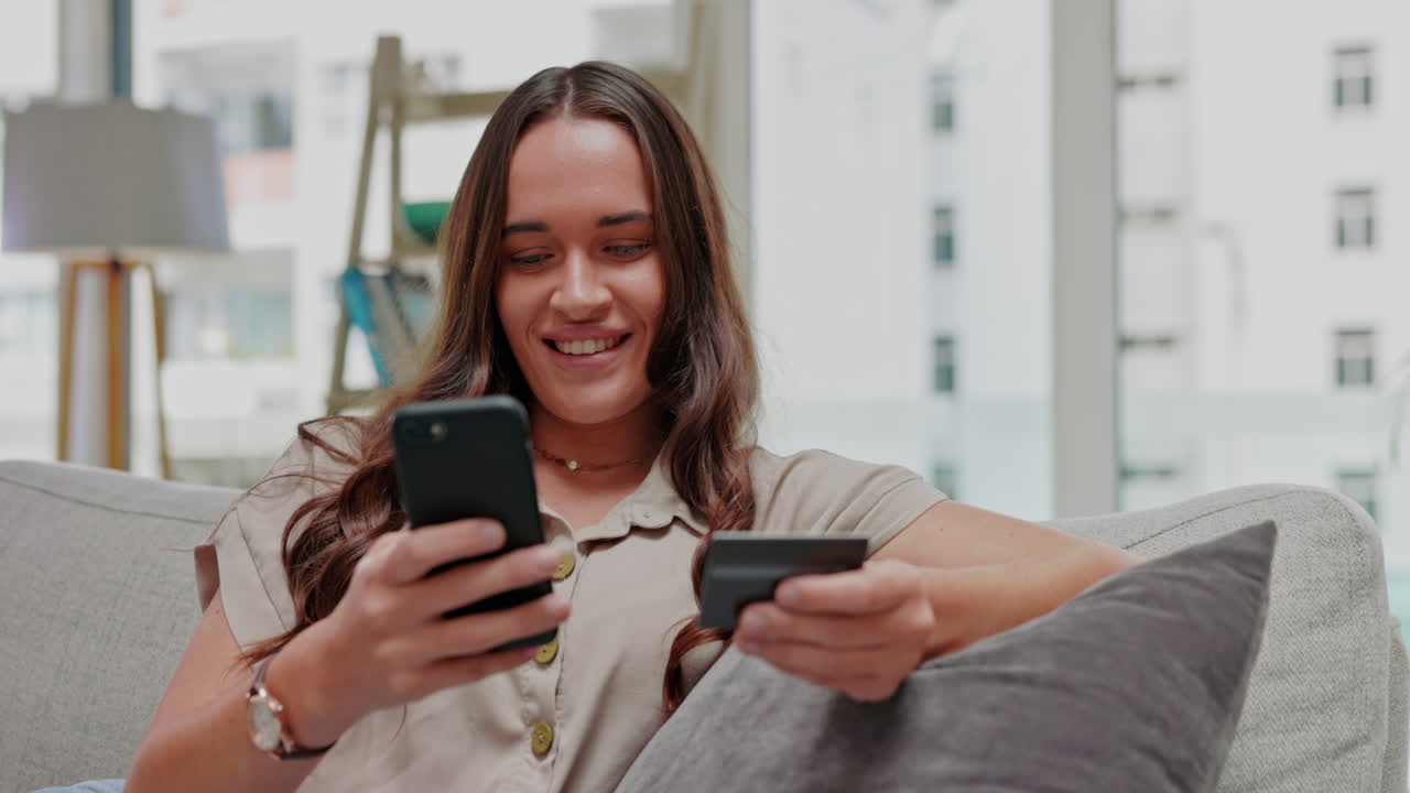 mujer, teléfono y tarjeta de crédito en el sofá