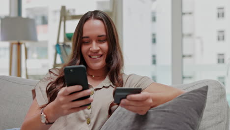 mujer, teléfono y tarjeta de crédito en el sofá