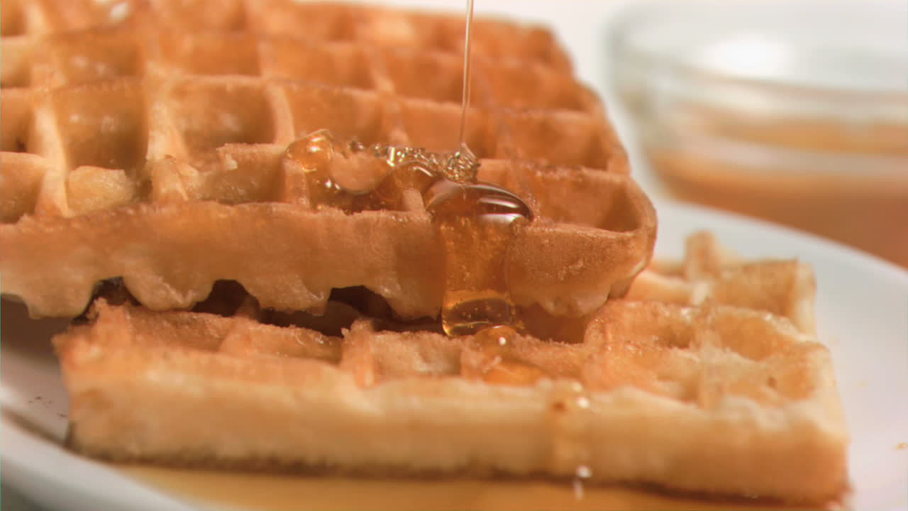 시럽은 슈퍼 느린 모션으로 여 있습니다.