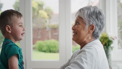 Lindo-Niño-Abrazando-A-La-Abuela-Sonriendo-Abrazando-A-Su-Nieto-Abuela-Feliz-Disfrutando-Del-Abrazo-De-Su-Nieto-En-Casa-Concepto-Familiar-4k