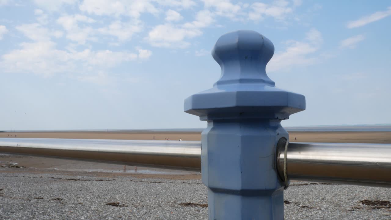 모래 해변 리조트 돌리 오른쪽이 내려다 보이는 일반 영국 해변 마을 난간