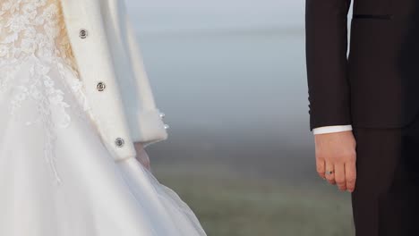 Manos-De-Recién-Casados.-Novio-Caucásico-Con-Novia-En-El-Campo-Por-La-Mañana.-Niebla.-Boda