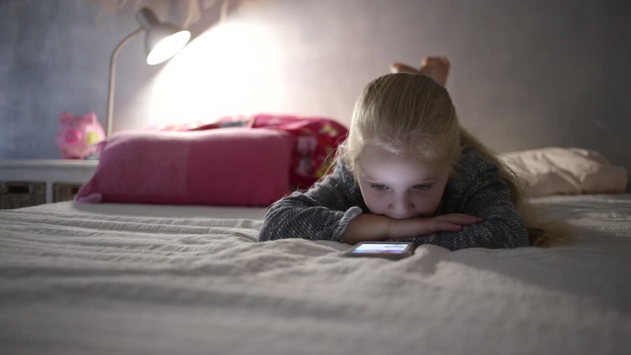 5살 소녀가 돼지 저금통을 확인하고 돈을 저축하는 장면을 클로즈업