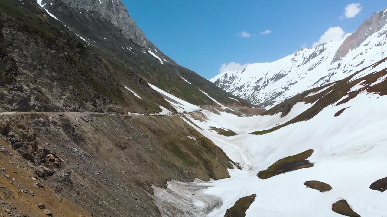 montañas cubiertas de nieve en ladakh, india