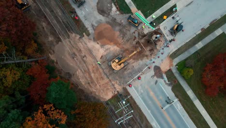 Giro-Lento-Sobre-Un-Sitio-De-Construcción-De-La-Ciudad-Reparando-Y-Colocando-Nuevas-Tuberías-De-Agua-Y-Alcantarillado